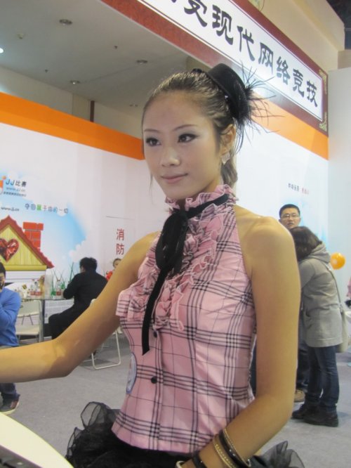 showgirl<em>黑丝袜女郎</em>秀在竞技世界网博会展台_